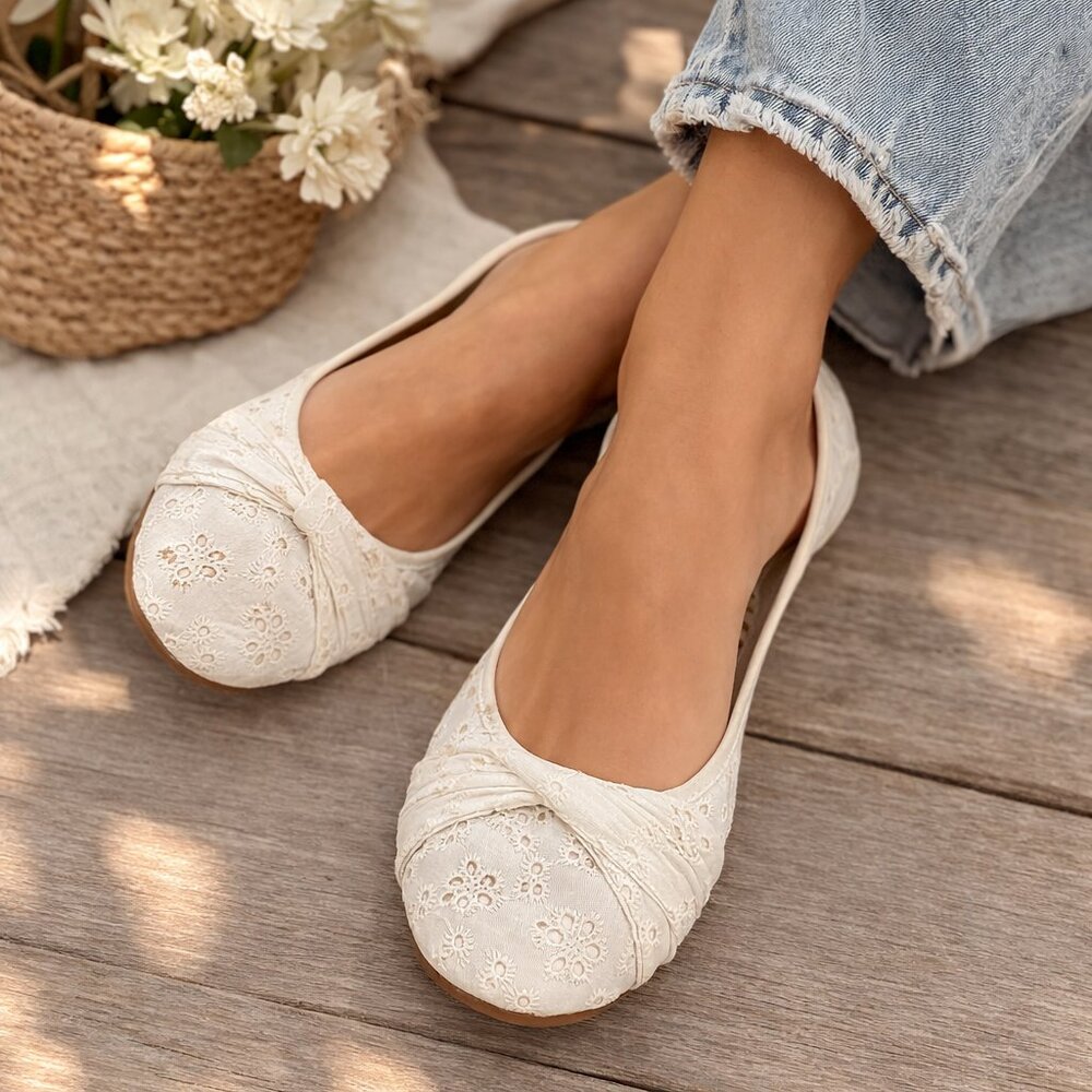 AMERICAN EAGLE White Eyelet Twist Round Toe Slip-On Ballet Flats, Size 10